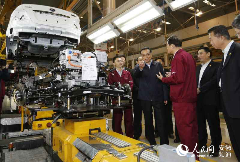 李克强考察江淮汽车：欣然同意与员工合影（图）