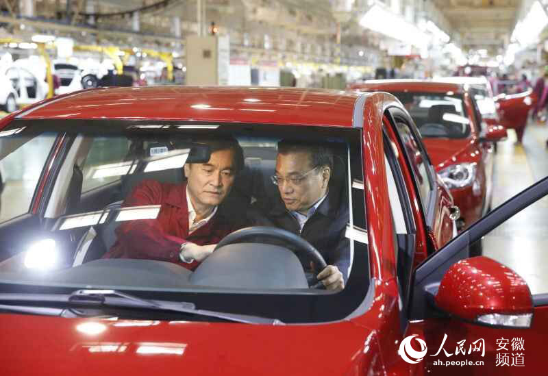 李克强考察江淮汽车：欣然同意与员工合影（图）