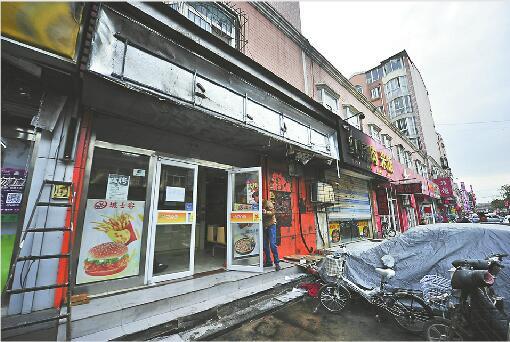 刘女士家门头房隔壁店铺广告牌被烧毁 记者高歌 摄