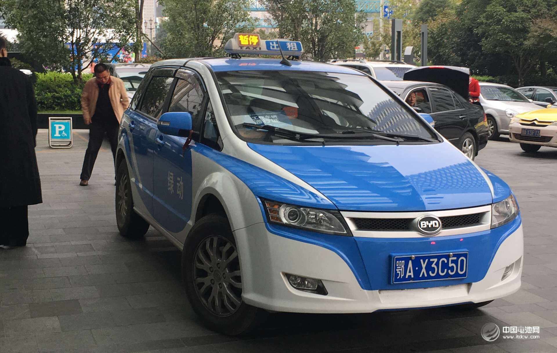 助力锂电“达沃斯”  比亚迪提供新能源贵宾用车