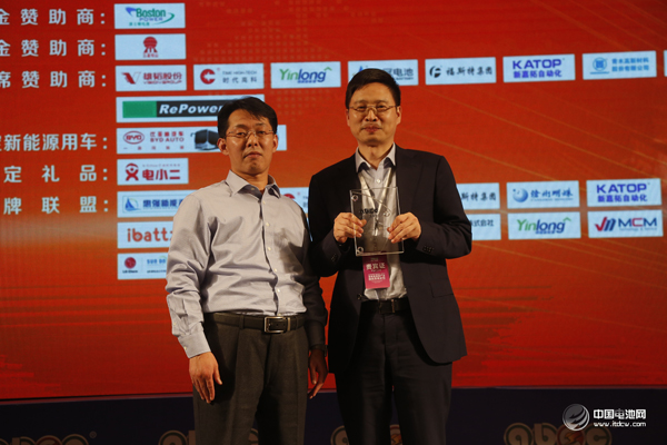 锂电“达沃斯”论坛组委会授予比亚迪汽车股份有限公司K8纯电动客车、E6电动车“新能源贵宾接待用车”荣誉奖牌
