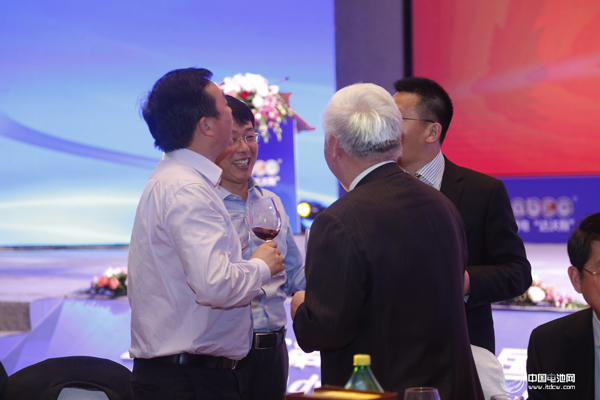 锂电“达沃斯”举行盛大欢迎晚宴 中外嘉宾同台交流