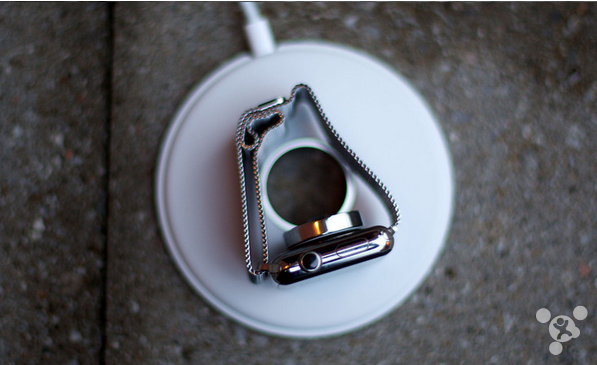 苹果首款无线充电基座上市再遐想  iPhone会有吗？