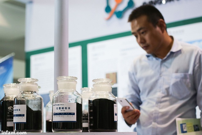 一位与会嘉宾观摩了解石墨烯原材料