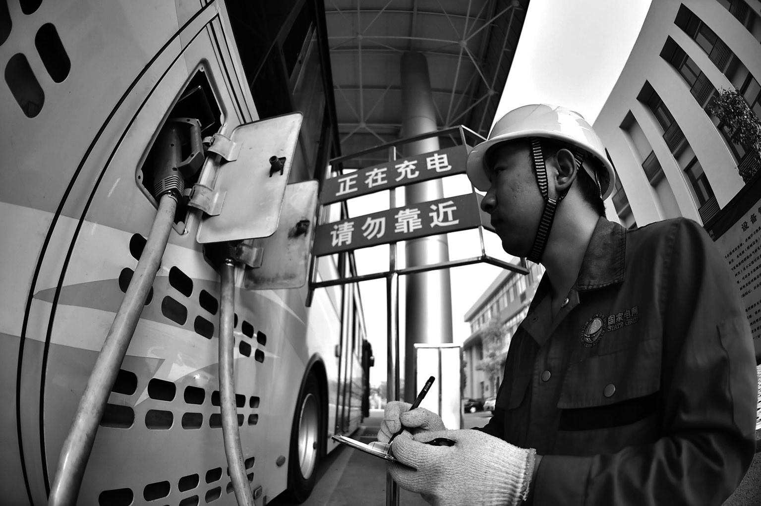 深圳公交车力争明年7月份将全部换成纯电动大巴