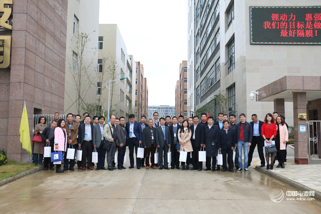 第三届锂电“达沃斯”论坛期间，与会嘉宾近百人参观位于武汉黄陂区临空经济区的惠强科技园隔膜生产线