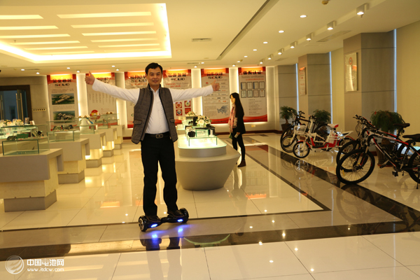 中国电池网创始人于清教调研飞毛腿集团 产品订单忙碌