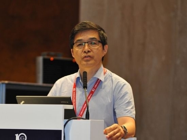 欧阳明高：新能源车严重依赖补贴 电池产能必将过剩