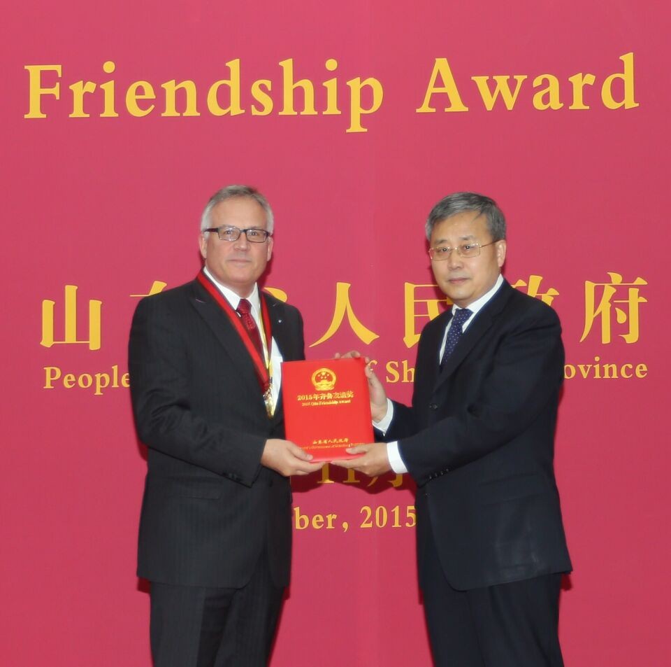 奥冠集团首席专家默茨荣获“齐鲁友谊奖”