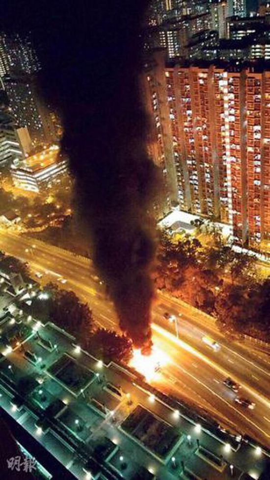 首辆“香港品牌”电动巴士自燃  初查是电线短路造成