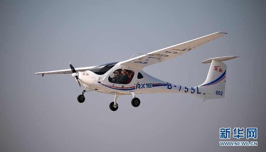 我国自主研制首款电动双座轻型飞机获颁生产许可证