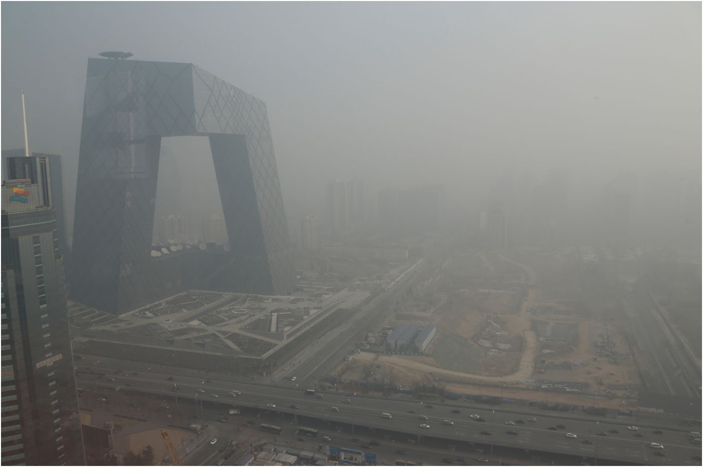 雾霾下的北京东三环