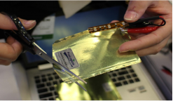 用剪刀减掉电池一角后，仍然能够安全、正常工作的柔性全固态电池