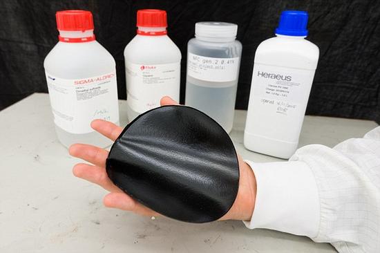 这种“纸电池”的蓄电能力可以和市场上最好的超级电容电池相媲美，一张直径15厘米的“纸电池”就可以储存1法拉的电容。