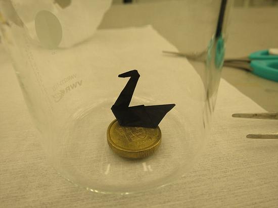 这种纸电池具有纸张一样的柔软特性，甚至能折叠成千纸鹤。我们或许很快就能在智能手机、智能手表、笔记本电脑和电视上看到这种纸电池的应用。