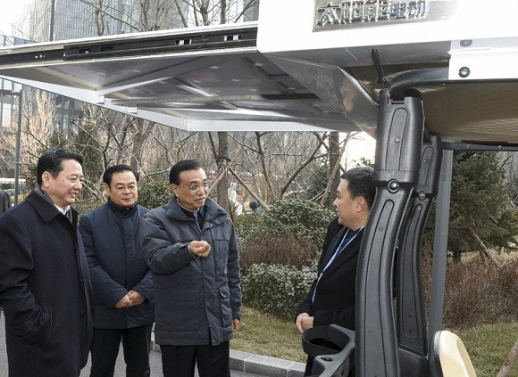 体验太阳能电动车 李克强总理赞叹创新之道
