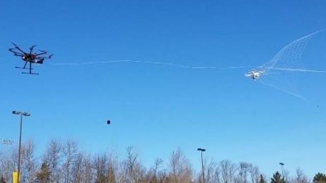 美国研发出无人机捕杀利器 锁定目标喷射大网