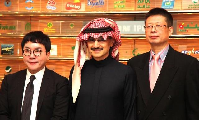 2015年12月17日，Suncore代表理事崔圭善、王国控股公司会长阿尔瓦利德·本·塔拉尔王子和赛伯乐投资集团总裁陈斌（从左至右）在沙特利雅得合影