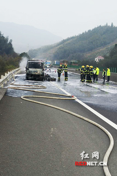 一满装锂电池货车京港澳高速路起火 消防半小时扑灭