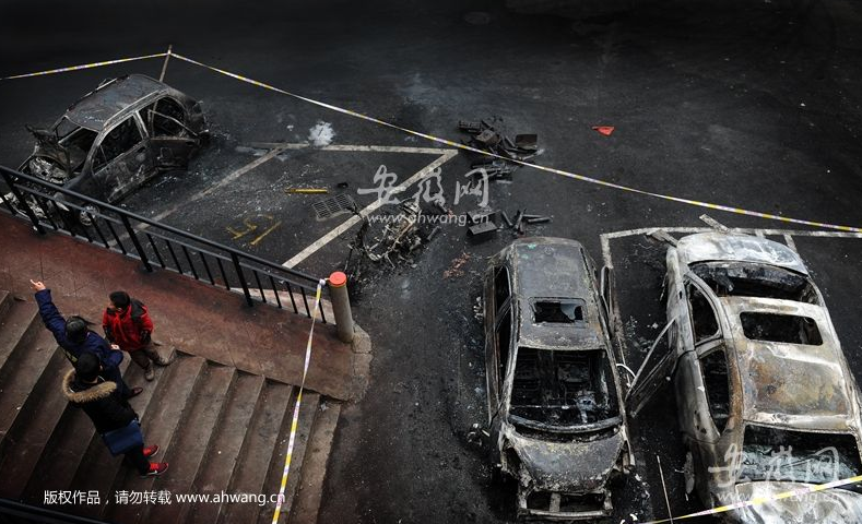 安徽合肥一小区充电电动车突起火 殃及两辆轿车被烧毁