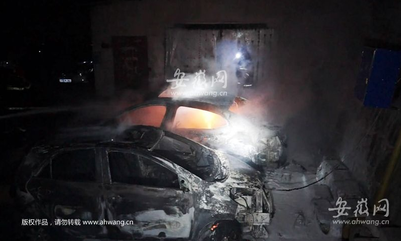 安徽合肥一小区充电电动车突起火 殃及两辆轿车被烧毁