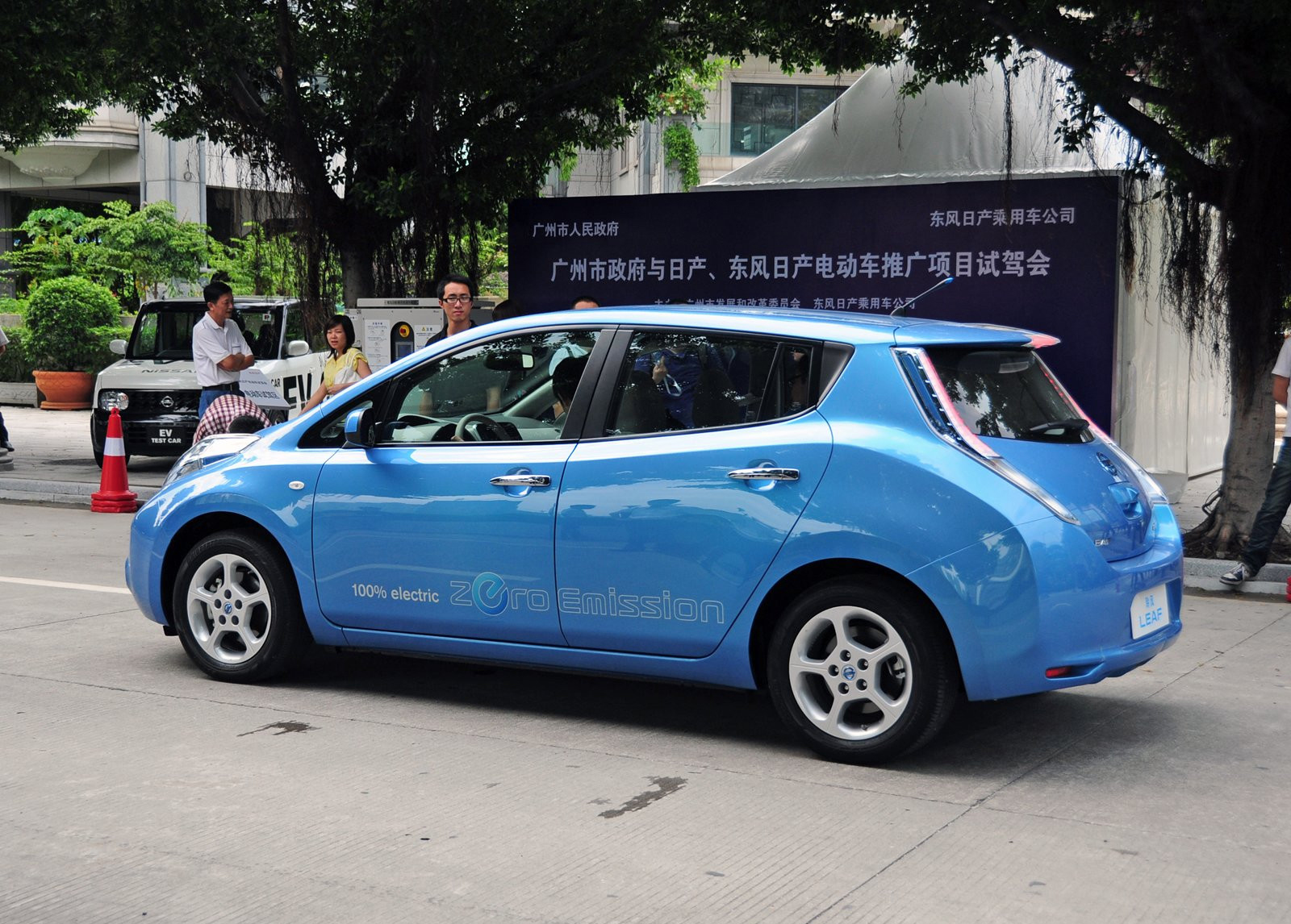 新能源汽车产业狂飙突进 别重蹈光伏业覆辙