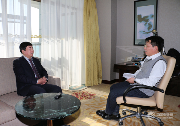 山东省汽车行业协会常务副会长兼秘书长魏学勤（左）接受中国电池网CEO于清教的专访