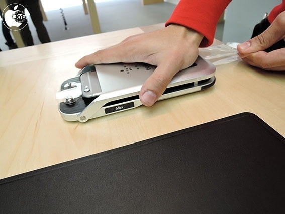 苹果店可以免费贴膜啦，但是买个膜230块