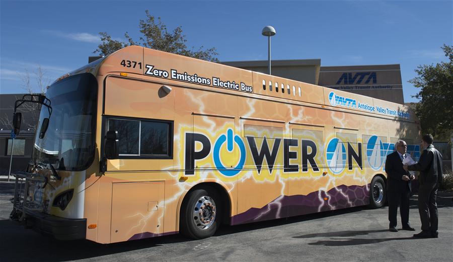 2月11日，一辆比亚迪纯电动巴士停在美国大洛杉矶羚羊谷交通局前