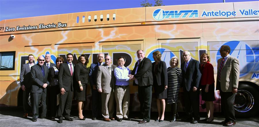 比亚迪股份有限公司总裁王传福（右七）和大洛杉矶羚羊谷交通局工作人员在比亚迪电动巴士前合影