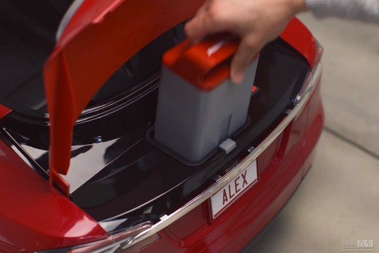 动力电池被安置在后备箱内，单手可轻松提起 - 后花园网文 - 汽车新闻