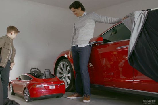 像Model S一样，它也提供了大量的选装项目，比如个性化车牌、车衣等 - 后花园网文 - 汽车新闻