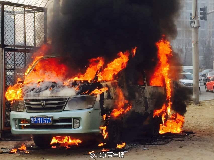 北京市通州区一汽车充电时自燃焚毁成骨架