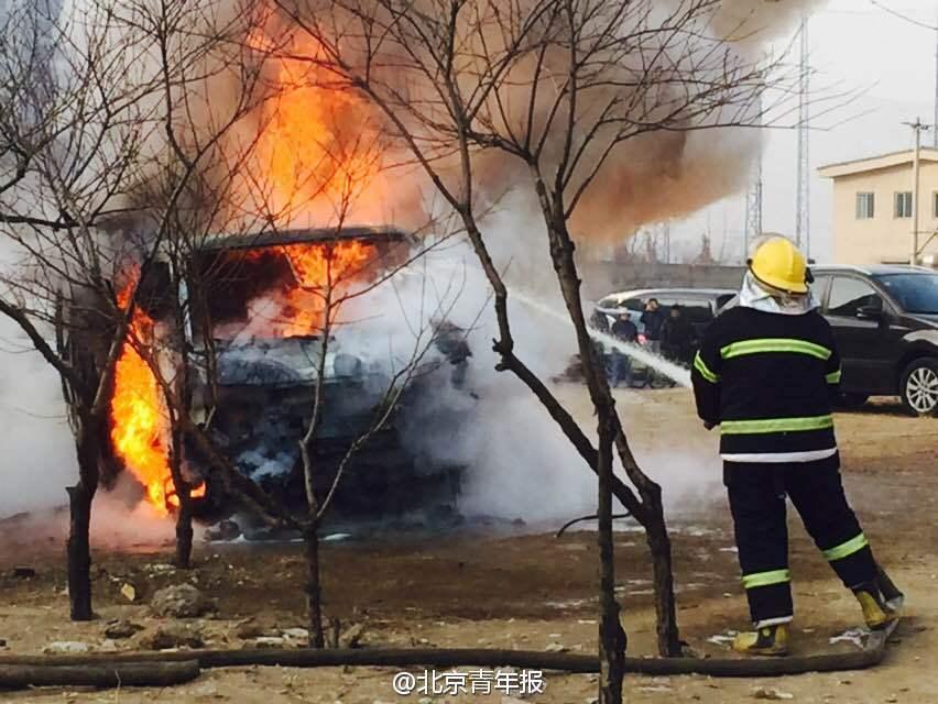 北京市通州区一汽车充电时自燃 焚毁成骨架(2