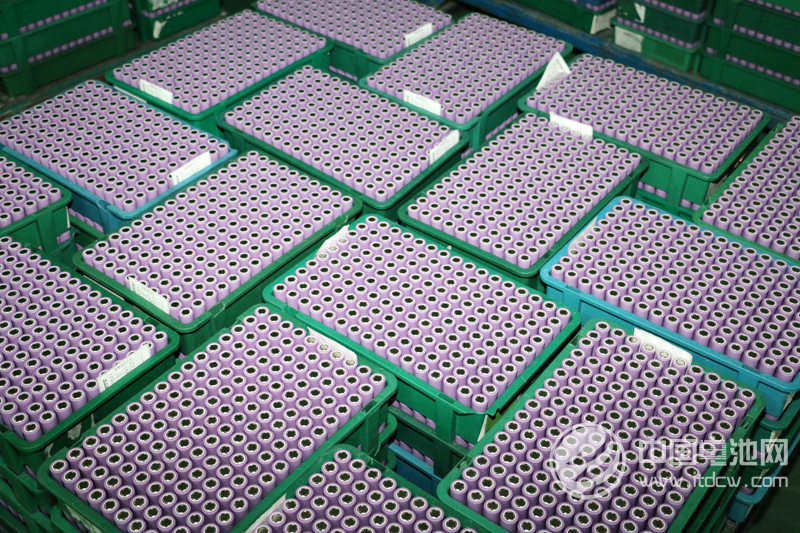 锂电池的运输，尤其是在航空器上运输的相关风险也在增加。自投入市场以来，已报道有多起涉及与航空运输有关的事故征候，以及许多与运输锂电池和锂电池为电源的设备无关的事故征候。