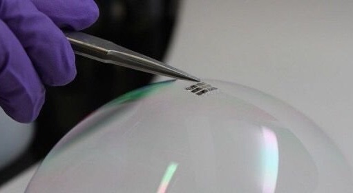 迄今最轻薄太阳能电池问世 能附在肥皂泡上