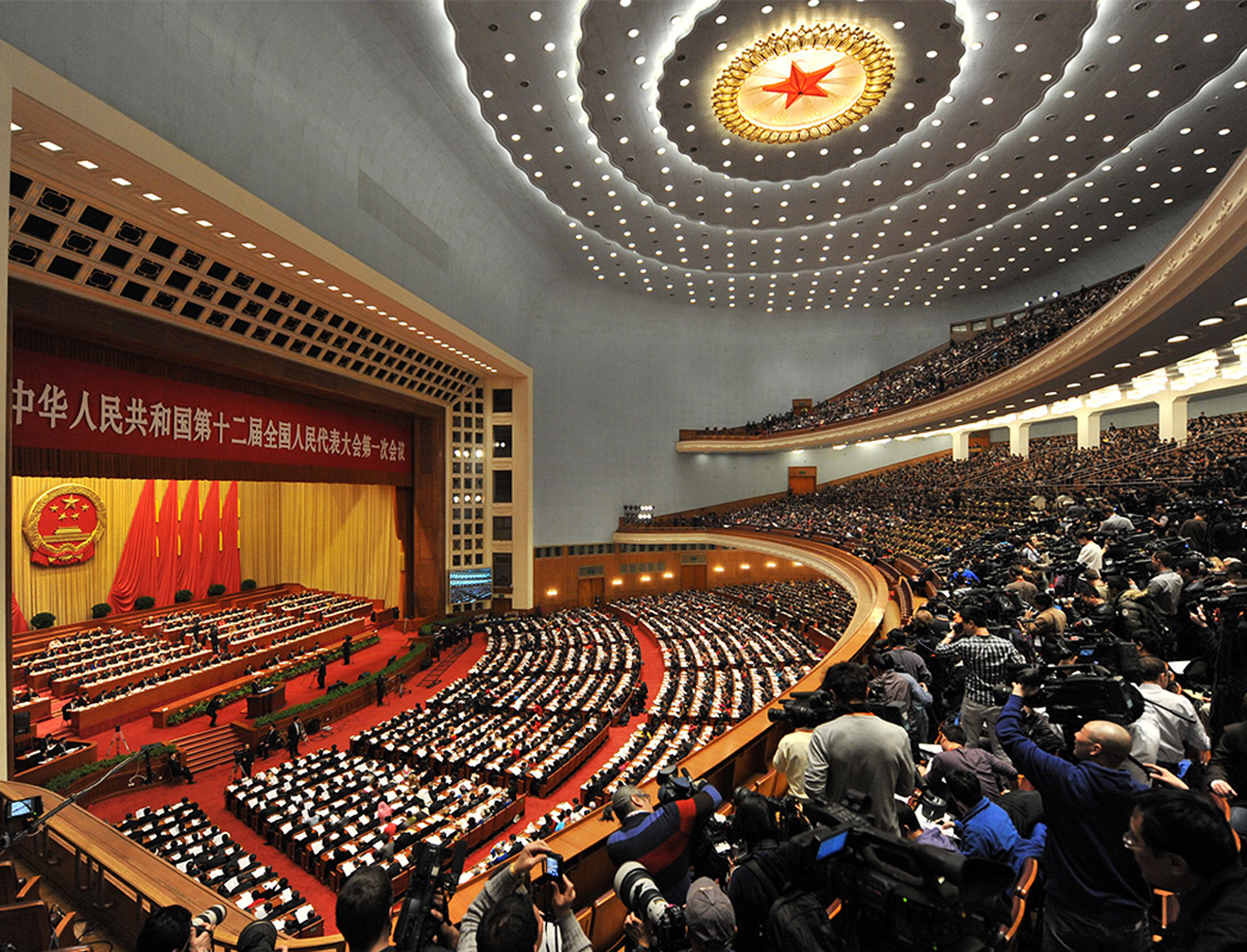 李克强：全面推广车用燃油国五标准 加快建设新能源车充电设施