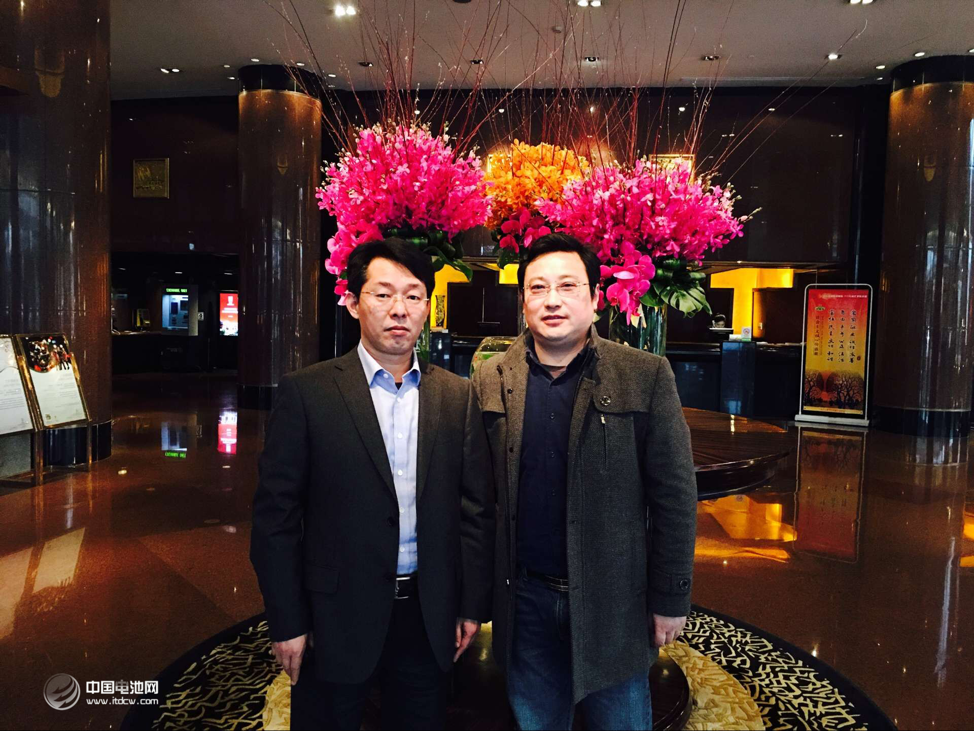 锂电“达沃斯”秘书长、中国电池网创始人/董事长于清教与上海高鹏真空设备有限公司总经理王立鹏