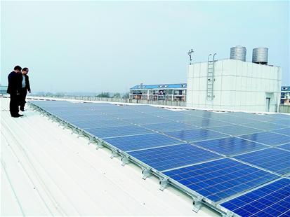 图为：厂房屋顶上铺满太阳能板。 （记者 记者 汪洋 摄）