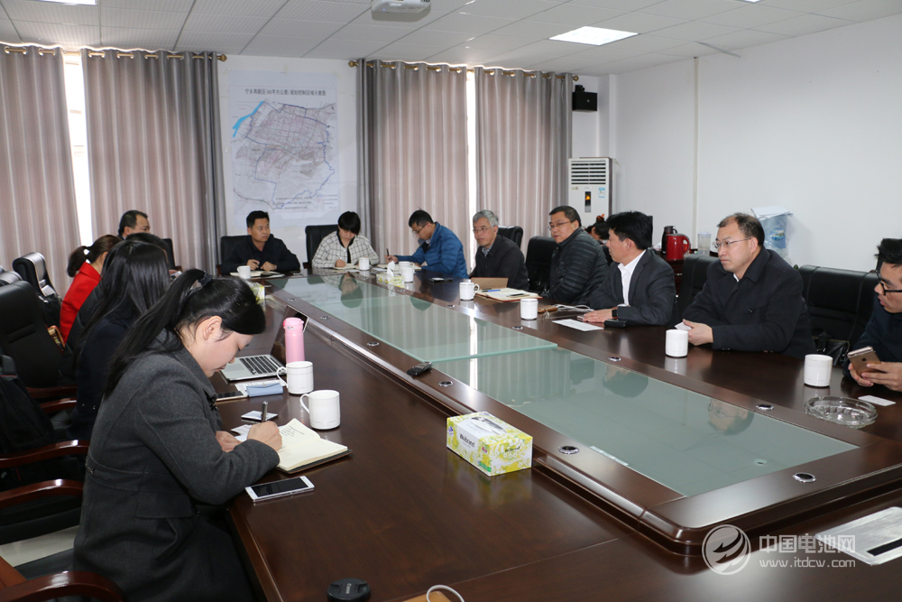 中国锂电新能源产业链调研团与宁乡高新区管委会领导合影留念