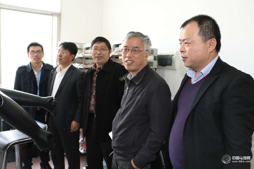 锂电新能源产业链调研团一行参观中南大学材料科学与工程学院实验室