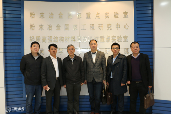锂电新能源产业链调研团一行与化学电源与材料研究所所长/教授唐有根合影