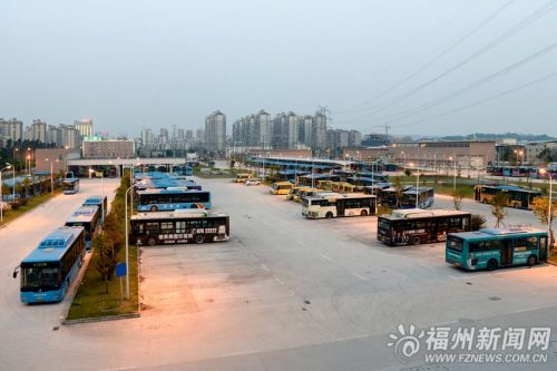 可停放300辆公交车的金山浦上中心停车场。