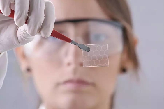 导电导热性能最强 石墨烯超级电池有望走进千家万户