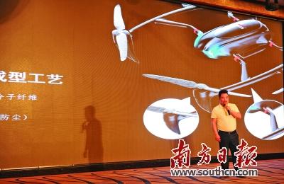 科比特创始人卢致辉在发布会上介绍氢燃料电池无人机。马芳 摄