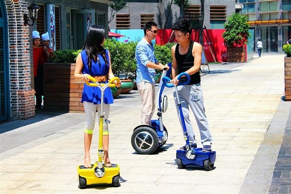 时尚电玩“平衡车”因锂电池超标不能坐飞机