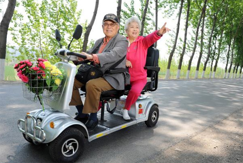 处监管真空地带 老年代步车成了另类“特权车”