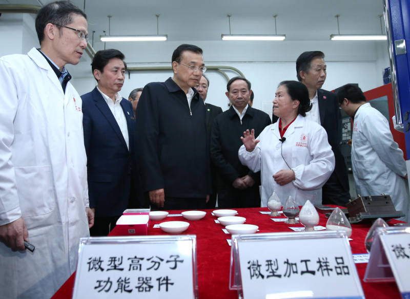 李克强考察四川大学高分子材料工程国家重点实验室