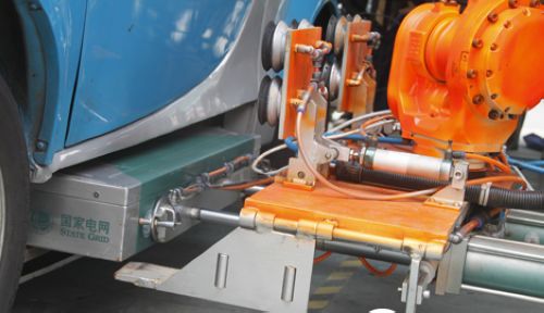 江苏镇江研发机器人给电动汽车换电池 全程只要3分钟