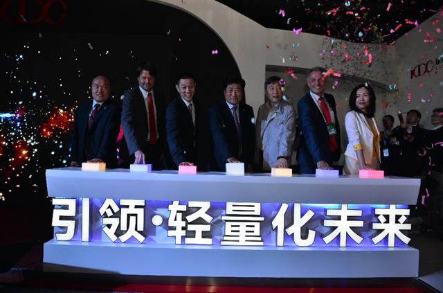 康得集团全球首发碳纤维轻量化整体解决方案